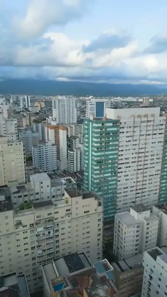 Vista do alto dos prédios de Santos, abertura do vídeo do escritório com vista para o mar