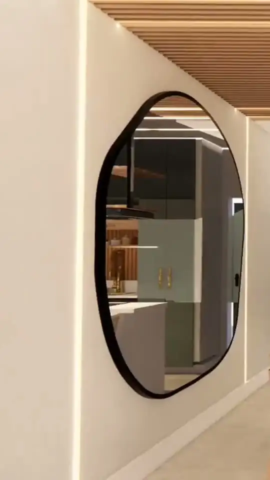 Projeto 3D com espelho orgânico de moldura preta, forro ripado de madeira e cozinha integrada ao fundo