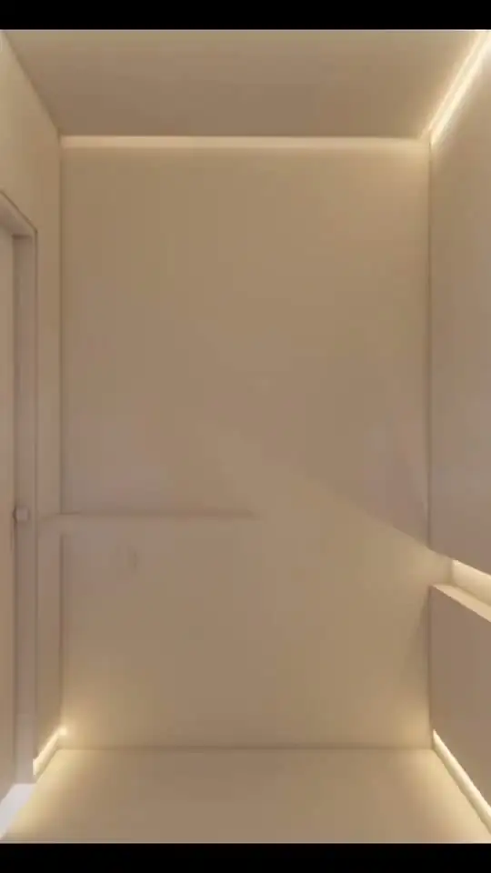 Lavabo ainda branco, antes do projeto biofílico, com luz linear no teto